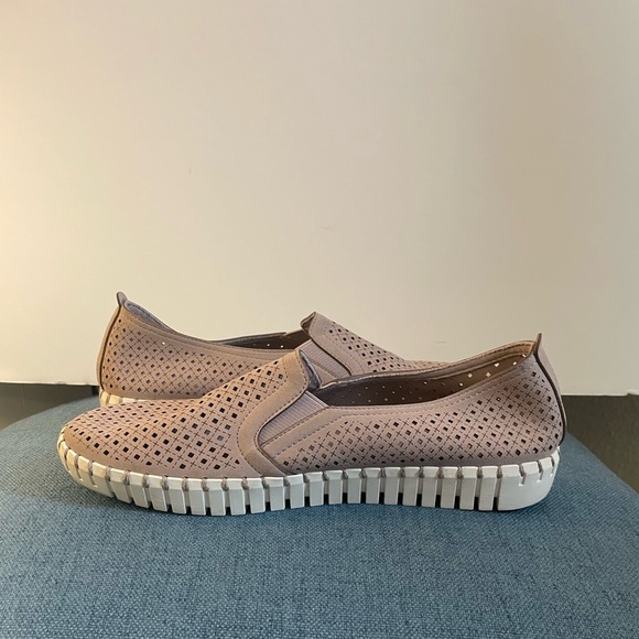 Sketchers Women’s Sepulveda Blvd- A La Mode Slip On in the color Lilac size 9.5 - Picture 6 of 11